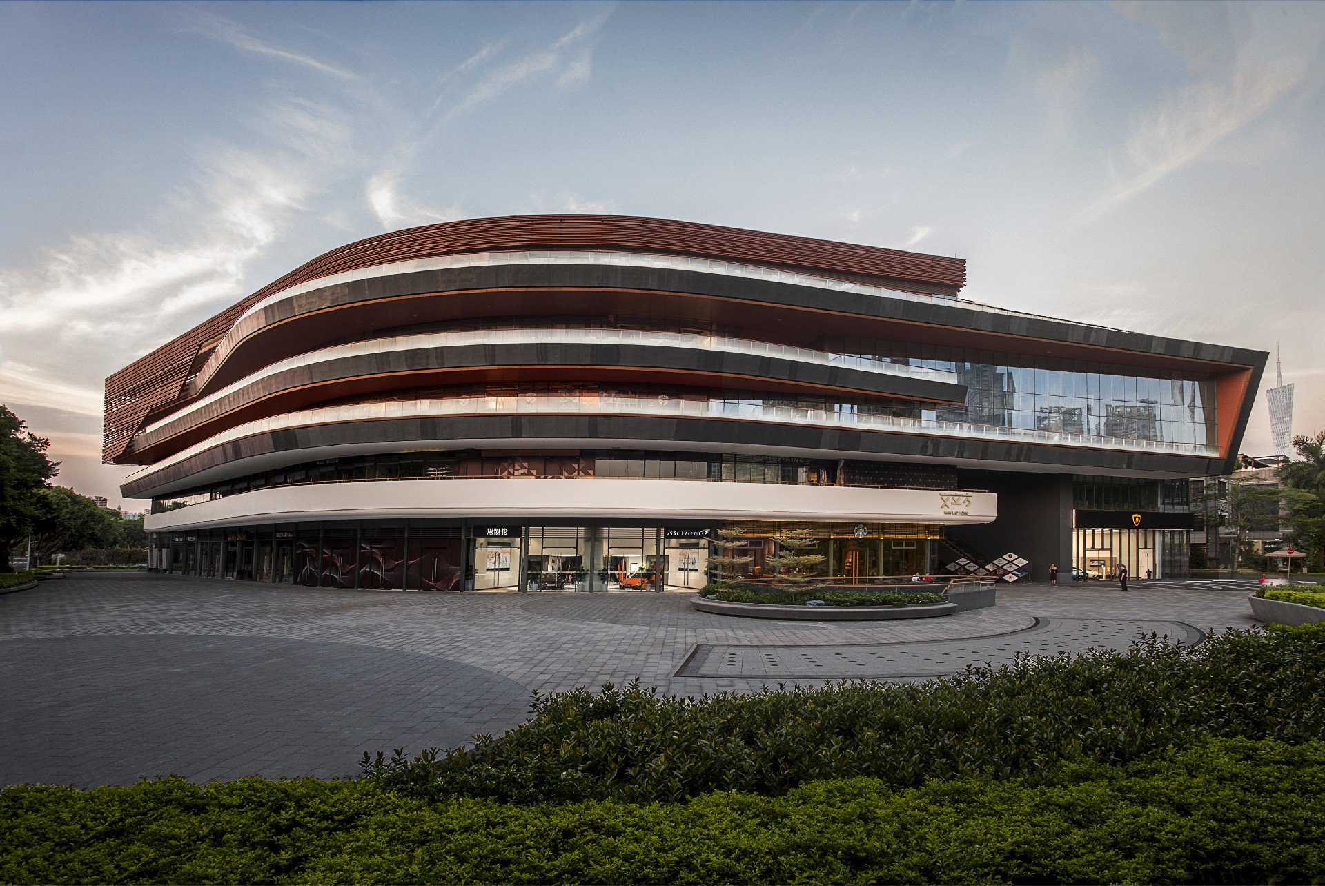 1. 层层叠叠的西南向遮阳外廊把沿江景观走廊在空中延长了一公里©摄影：丘 The southwest shading verandah of several layers extends the landscape corridor along the river by one kilometer in the air. ©Qiu  .jpg