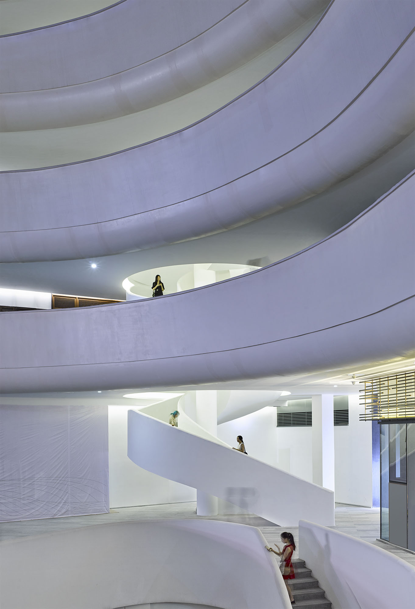 7. The underground parking lot is connected to the square inside through a sunken garden.©Qiu.jpg